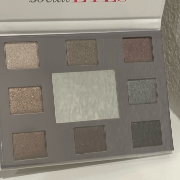 COASTAL SCENTS Eyeshadow Book Set - Picture 6 of 6
